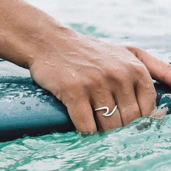 Jewelry - 🌟Host Pick🌟 Ocean Wave Silver Ring Size 8
